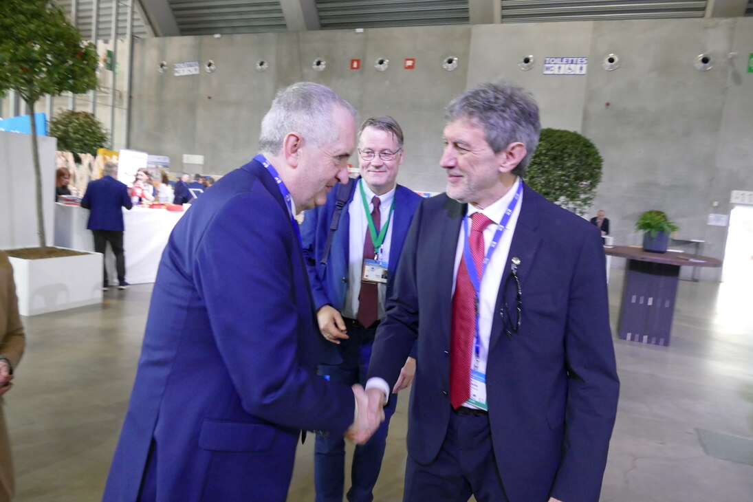 CoRAI Chair Thomas Schmidt welcoming Marco Marsilio, President of the Abruzzo Region, at the automotive stand.