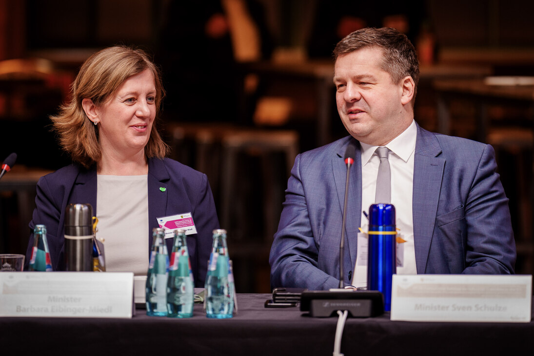 CoRAI-Co-Chair Barbara Eibinger-Miedl next to CoRAI Member Sven Schulze.